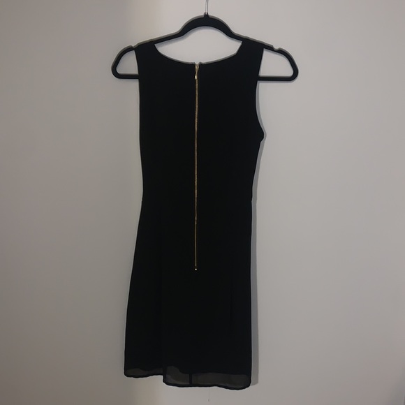 Black V-neck small dress with a bow that can cross in the front or back - Picture 4 of 5